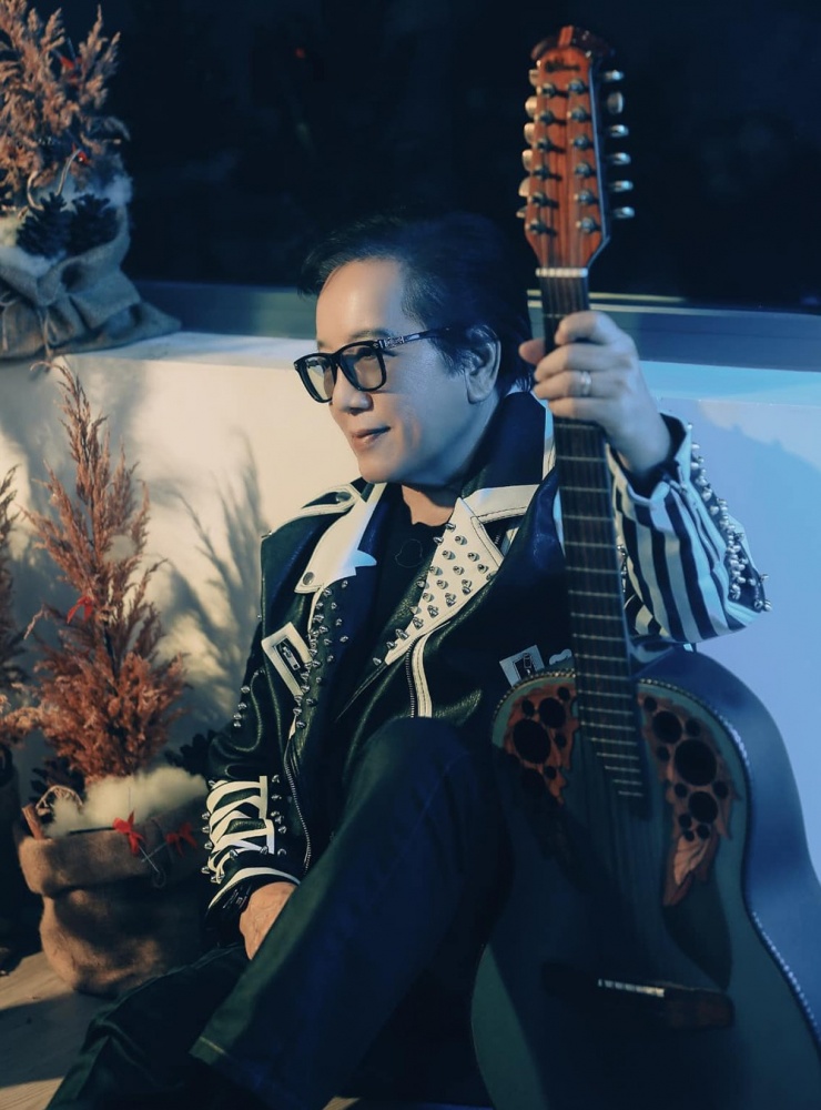 Bà xã Elvis Phương nói chồng không có sở thích, đam mê nào ngoài âm nhạc. Ngoài thời gian đi hát, khi ở nhà ông thường miệt mài tập đàn, luyện thanh, sáng tác ca khúc mới.