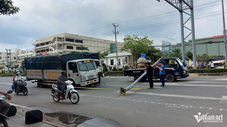 Hiện trường vụ tai nạn tại đường Lê Hồng Phong, quận Bình Thủy - nơi Tuấn bị công an khống chế, đưa về trụ sở. Ảnh: Trần Tuyên