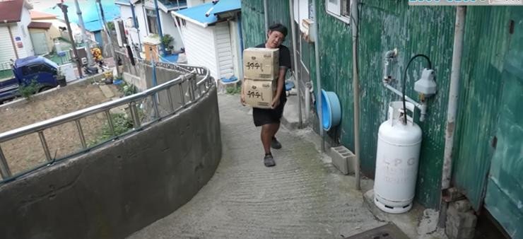 Kim Soo Hyeon bê hàng lên nhà khách. Ảnh: Korea Times 