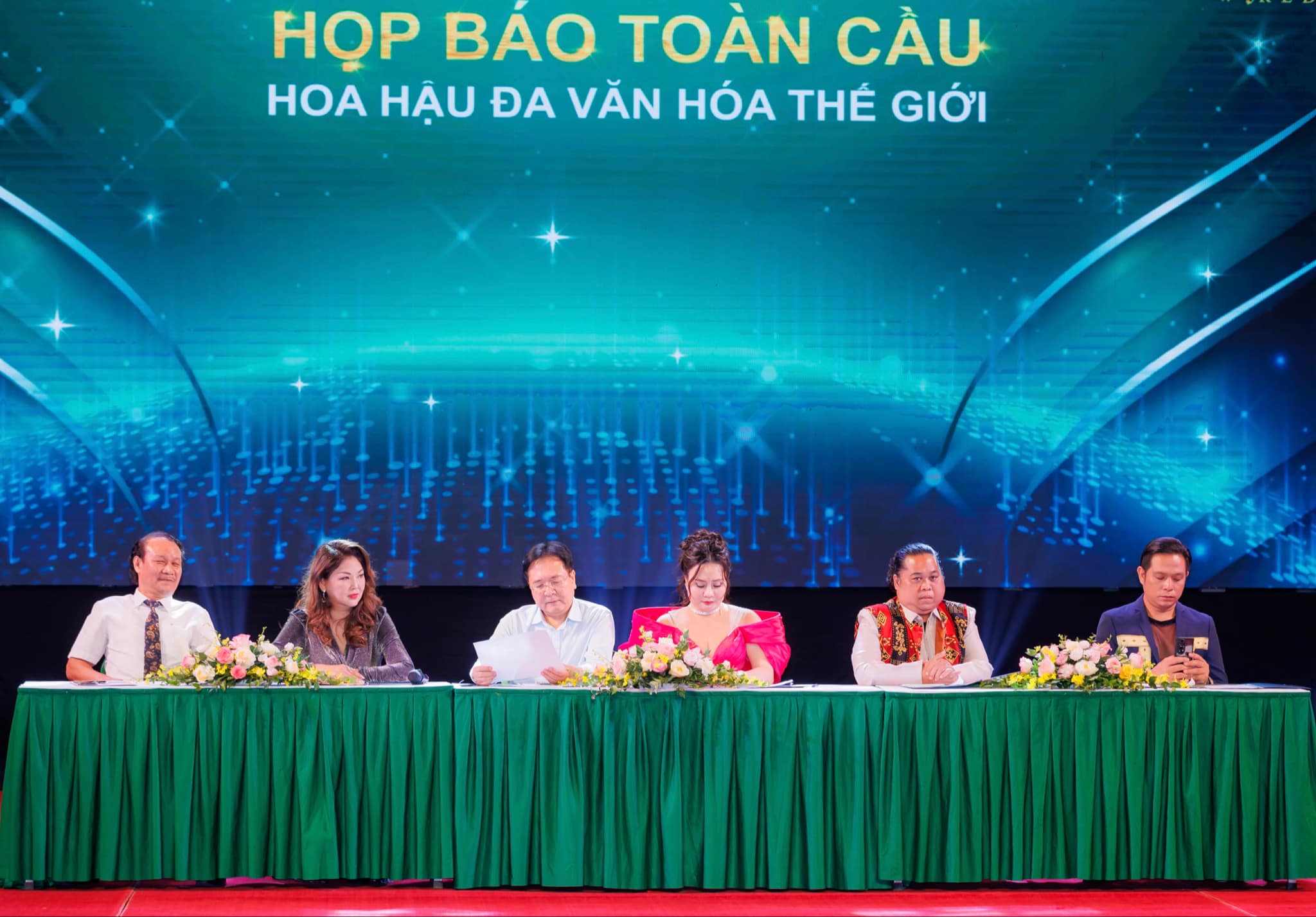Hoa hậu Phan Kim Oanh "chơi lớn" ở đấu trường nhan sắc - 2