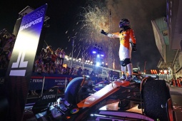 Thể thao - Đua xe F1, Singapore GP: “Quà” chia tay của Ricciardo dành cho Verstappen