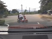 Xe máy - Xe đạp - Clip: Rùng mình xe máy điện tạt đầu ô tô trên đường ngược chiều