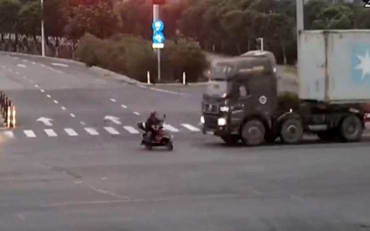 Người đàn ông vượt đèn đỏ bị chiếc xe đầu kéo đâm trúng.