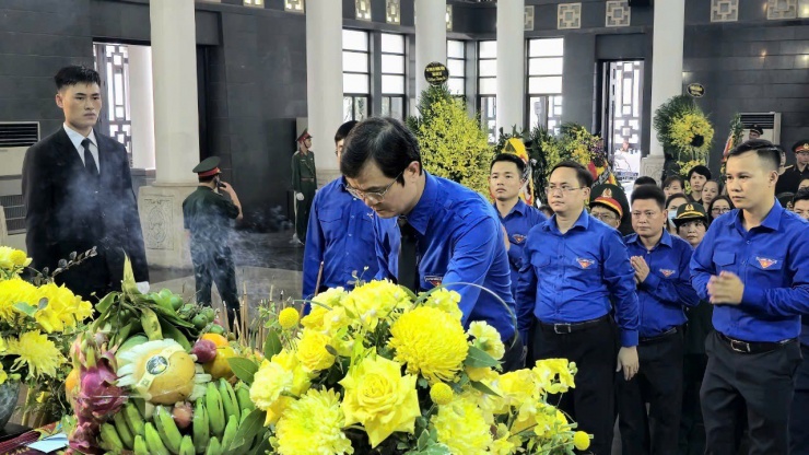 Đoàn đại biểu Trung ương Đoàn TNCS Hồ Chí Minh do Ủy viên dự khuyết Ban Chấp hành Trung ương Đảng, Bí thư thứ nhất Trung ương Đoàn Bùi Quang Huy làm trưởng đoàn, thắp hương kính viếng PGS Đặng Bích Hà. Ảnh: Hoàng Mạnh Thắng