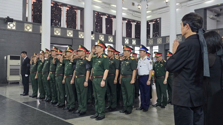 Đoàn đại biểu Quân uỷ Trung ương - Bộ Quốc phòng do Thượng tướng Trịnh Văn Quyết, Bí thư Trung ương Đảng, Ủy viên Thường vụ Quân ủy Trung ương, Chủ nhiệm Tổng cục Chính trị Quân đội nhân dân Việt Nam dẫn đầu vào viếng PGS Đặng Bích Hà.