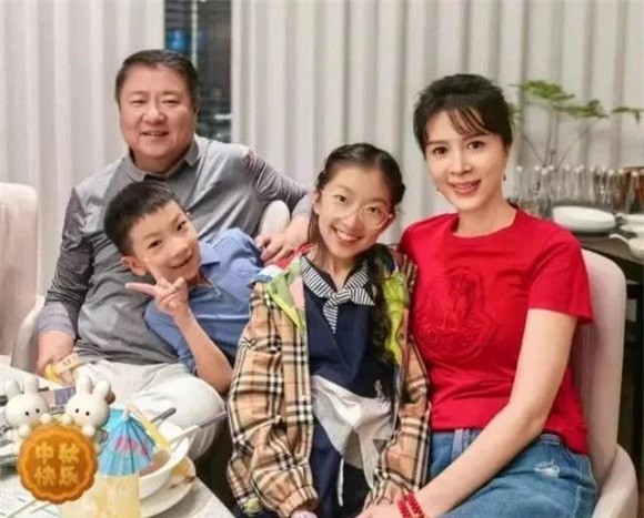 Kim Xảo Xảo bên chồng doanh nhân và hai con.