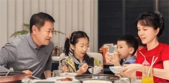 Kim Xảo Xảo bên chồng doanh nhân và hai con.