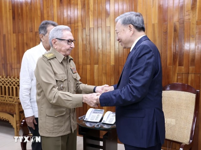 Chủ tịch nước Tô Lâm gặp lãnh tụ Cuba Raúl Castro