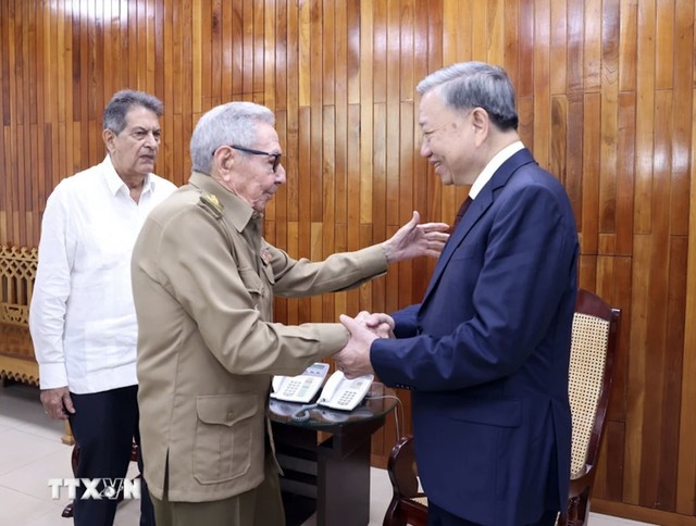 Tổng Bí thư, Chủ tịch nước Tô Lâm gặp Lãnh tụ Cách mạng Cuba, Đại tướng Rául Castro Ruz. Ảnh: TTXVN