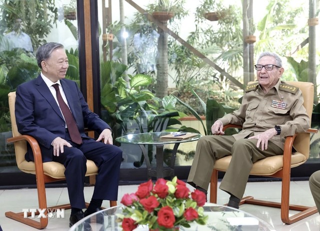 Chủ tịch nước Tô Lâm gặp lãnh tụ Cuba Raúl Castro