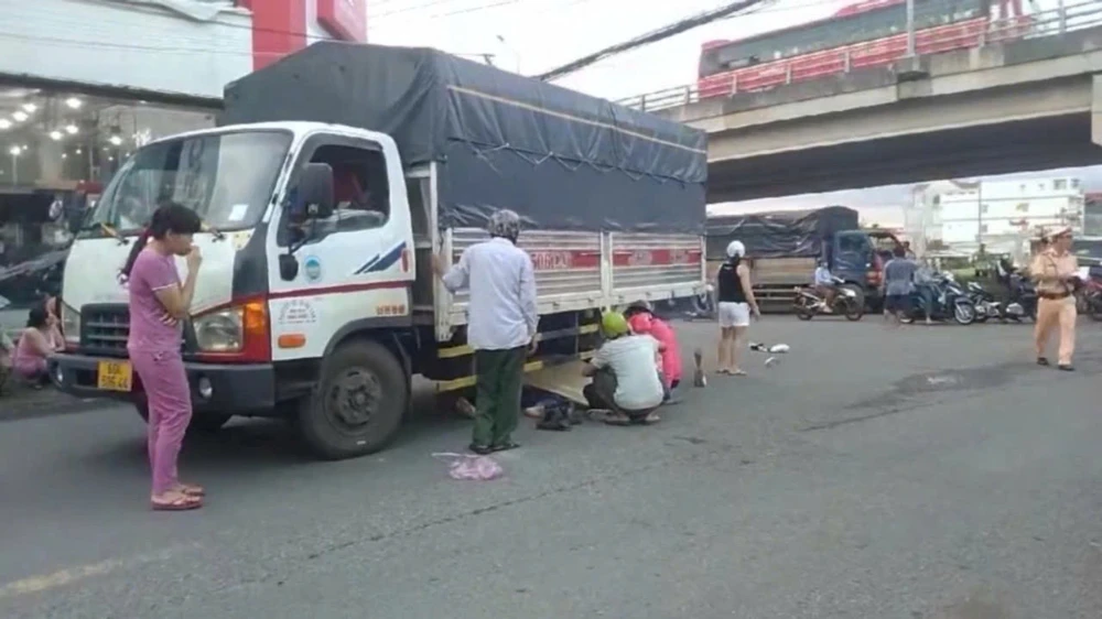 Hiện trường vụ tai nạn giao thông khiến đôi nam nữ tử vong tại chỗ. Ảnh: VH