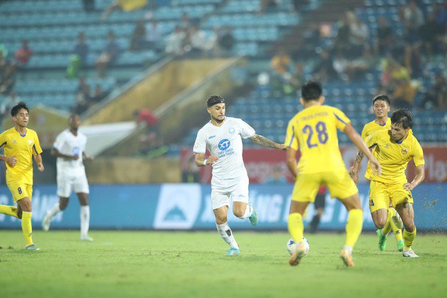 Nam Định vừa trải qua 90 phút nhọc nhằn trước Quảng Nam