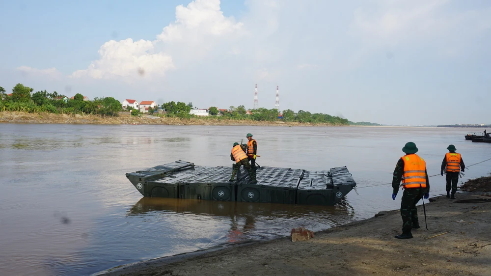 Quân đội thả đốt phao dã chiến, chuẩn bị thiết lập cầu phao Phong Châu tái lập giao thông