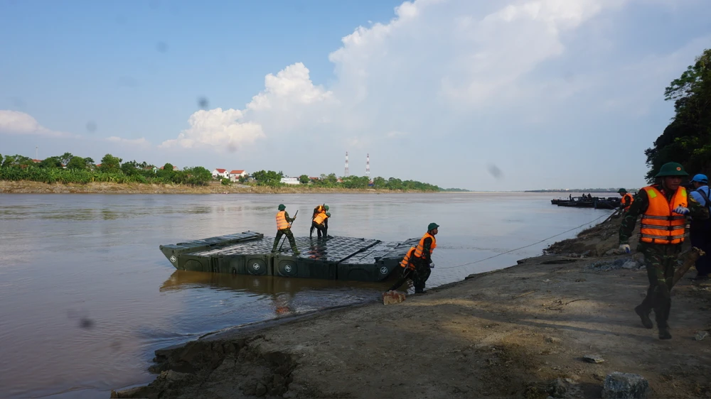 Quân đội thả đốt phao dã chiến, chuẩn bị thiết lập cầu phao Phong Châu tái lập giao thông