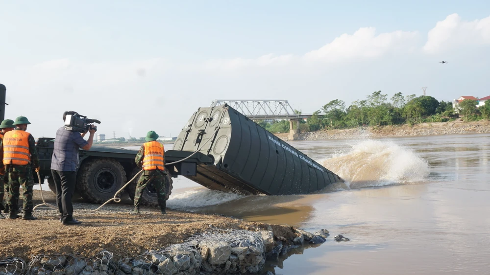 Quân đội thả đốt phao dã chiến, chuẩn bị thiết lập cầu phao Phong Châu tái lập giao thông