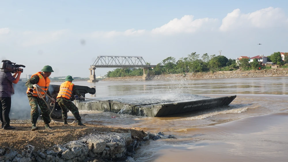 Quân đội thả đốt phao dã chiến, chuẩn bị thiết lập cầu phao Phong Châu tái lập giao thông