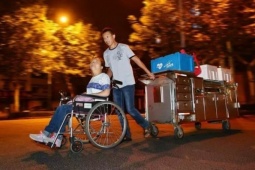 Bạn trẻ - Cuộc sống - Người đàn ông lấy vợ bại não, đi đâu cũng đưa vợ theo