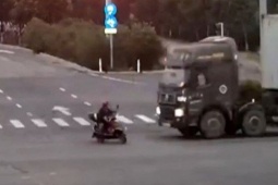 Media - Clip: Cố tình vượt đèn đỏ, người đàn ông bị xe đầu kéo đâm trúng