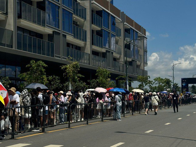 Các fan xếp hàng chờ check-in tại concert Anh Trai Say Hi.