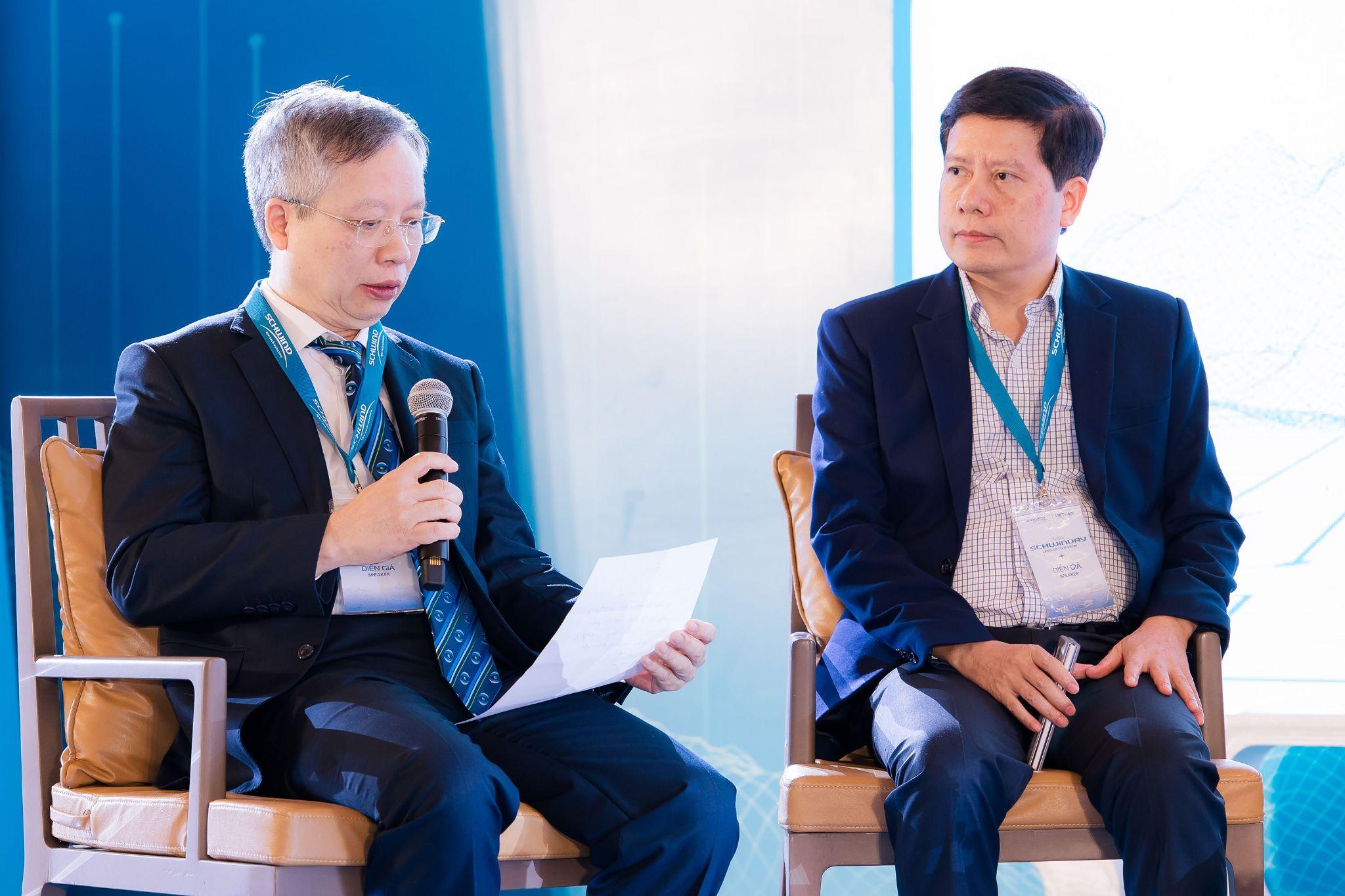 Từ trái sang: PGS.TS. Nguyễn Đức Anh – Giảng viên bộ môn Mắt trường Đại học Y Hà Nội trao đổi cùng ThS.BS. Nguyễn Văn Giáp