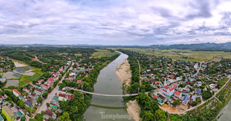 Cầu treo Sông Giăng hay còn gọi là cầu treo Chợ Chùa bắc qua sông Giăng nối liền 2 xã Thanh Liên và Phong Thịnh (huyện Thanh Chương, Nghệ An). Ngoài ra, đây còn là cây cầu quan trọng kết nối nhiều xã về trung tâm huyện Thanh Chương.