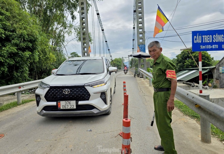 Cơ quan quản lý cũng thuê 2 người túc trực đầu cầu để ngăn xe tải trọng lớn, điều tiết giao thông giảm ùn tắc và không cho các xe ô tô đối đầu trên cầu tránh nguy hiểm. Tuy nhiên, đây cũng chỉ là giải pháp mang tính tạm thời.