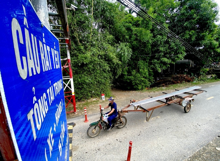 Ông Nguyễn Hữu Hiền - Phó Chủ tịch UBND huyện Thanh Chương (Nghệ An) cho biết, cây cầu đã xuống cấp nghiêm trọng. Thời gian qua địa phương đã có nhiều kiến nghị đề xuất sớm triển khai xây dựng cầu nhưng hiện địa phương đang chờ Bộ GTVT quyết định.