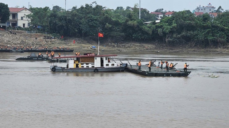 Cầu phao Phong Châu chính thức lắp đặt, nối liền hai huyện Phú Thọ