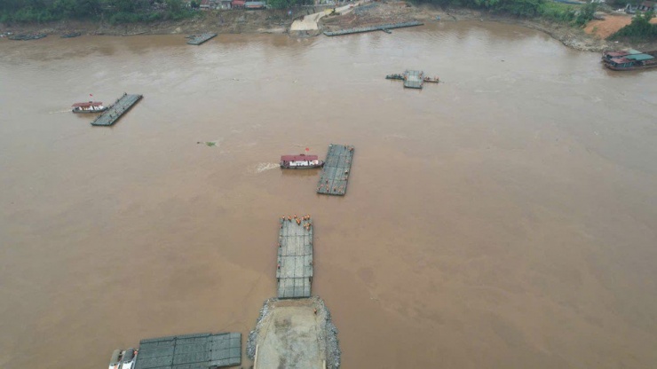 Cầu phao Phong Châu chính thức lắp đặt, nối liền hai huyện Phú Thọ