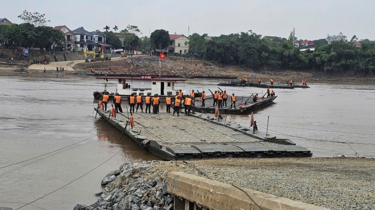 Cầu phao Phong Châu chính thức lắp đặt, nối liền hai huyện Phú Thọ