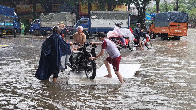 Bắc Bộ và Bắc Trung Bộ hứng chịu mưa lớn, nguy cơ ngập úng và sạt lở đất cao