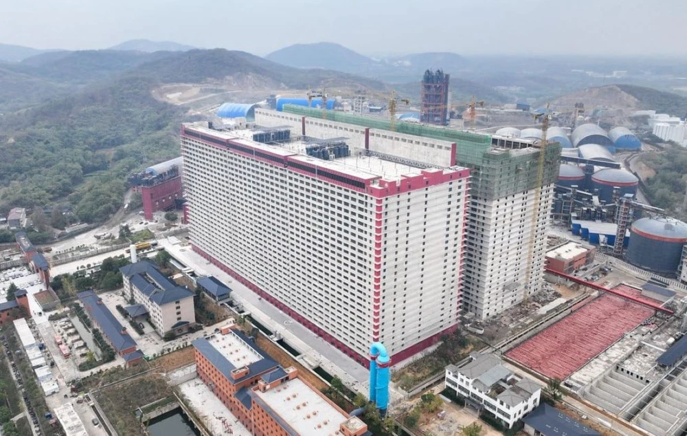 Một trang trại nuôi heo trong nhà cao tầng tại Trung Quốc. Ảnh: NYT