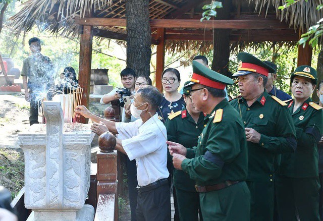 Hình ảnh xúc động tại Lễ an táng phu nhân Đại tướng Võ Nguyên Giáp tại Vũng Chùa - Đảo Yến - 9