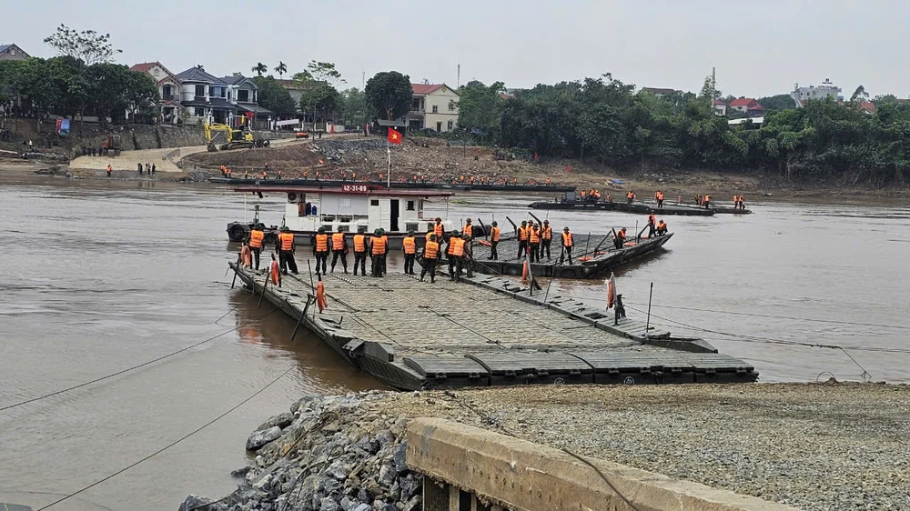 Hơn 200 cán bộ, chiến sĩ và gần 90 phương tiện các loại thực hiện nhiệm vụ lắp cầu