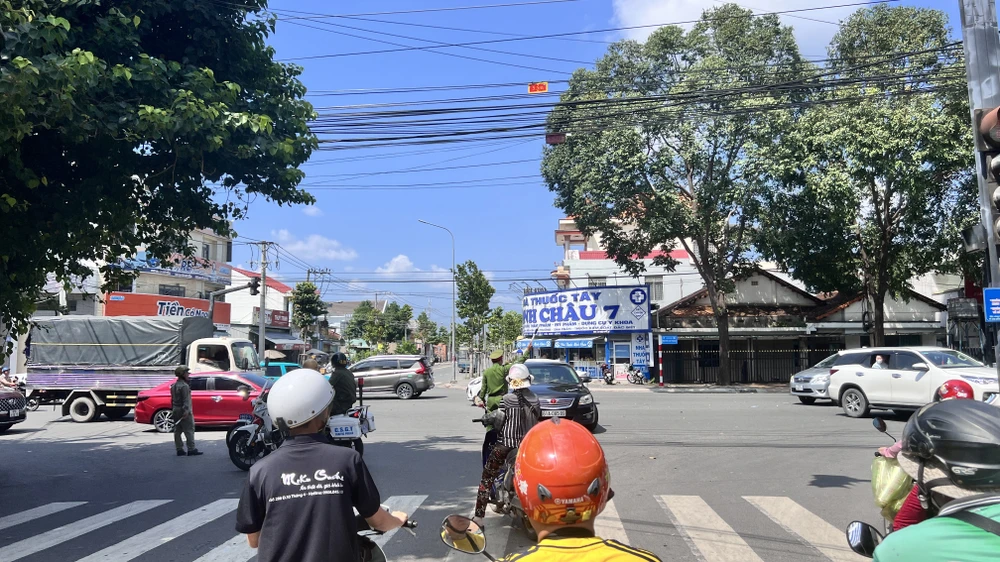 Dòng người đổ về khu du lịch Đại Nam, Công an mướt mồ hôi điều tiết giao thông - 13