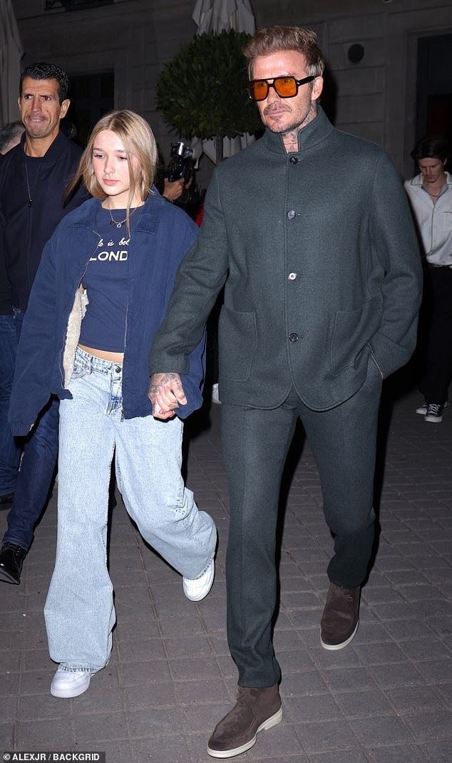 Tại buổi ăn tối, Beckham tiếp tục tháp tùng con gái út. Harper Beckham ghi điểm với phong cách hip hop, quần jeans ống rộng phối crop top. Cô khoác áo ngoài để tạo điểm nhấn trang phục. Trong khi đó, cựu danh thủ người Anh phong độ với trang phục vest cách điệu phối kính mát thời trang.