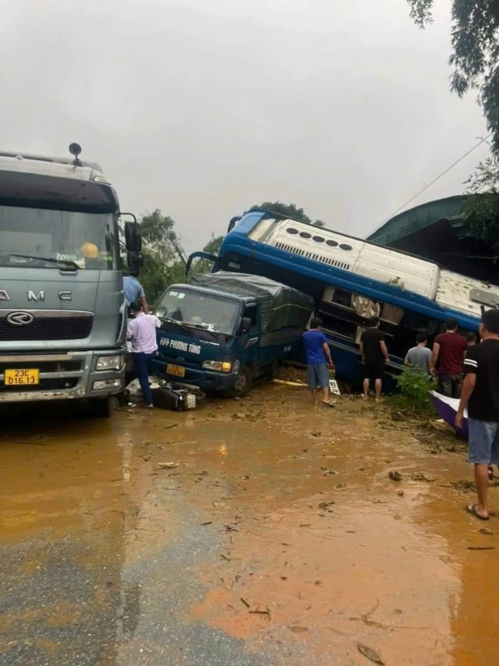 Đất đá sạt lở trên Quốc lộ 2: 6 phương tiện bị đẩy xuống ta luy âm, 1 người tử vong