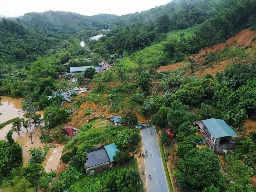 Đất đá sạt lở trên Quốc lộ 2: 6 phương tiện bị đẩy xuống ta luy âm, 1 người tử vong