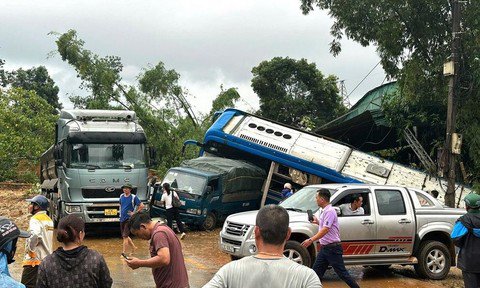 Vụ sạt lở đã đẩy nhiều ô tô đang lưu thông trên đường va chạm vào nhau, hư hỏng