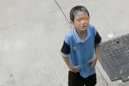 Bạn trẻ - Cuộc sống - Mẹ phạt đổ nước vào người con gây tranh cãi