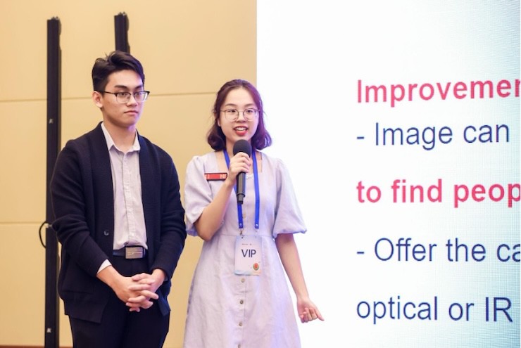 Sinh viên Phạm Quỳnh Trang và Cao Sỹ Dương thuyết trình về dự án SkyNet tại cuộc thi.