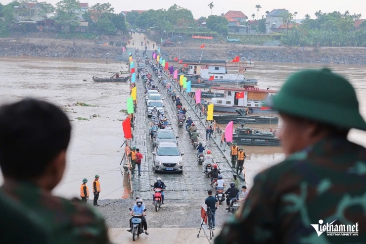 Cầu phao Phong Châu khánh thành, giao thông thông suốt với lưu lượng lớn phương tiện