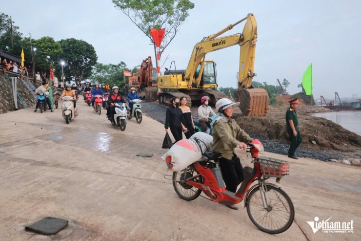 Cầu phao Phong Châu khánh thành, giao thông thông suốt với lưu lượng lớn phương tiện