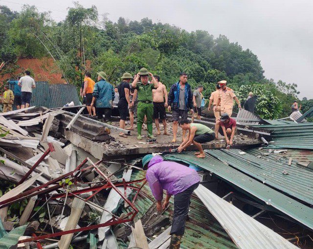 Tìm kiếm nạn nhân sạt lở tại Hà Giang gặp khó khăn do mưa lớn