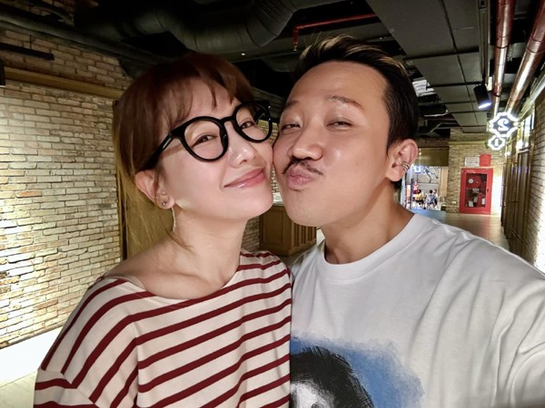 Ngoài sự nghiệp thành công, MC Trấn Thành còn có cuộc hôn nhân hạnh phúc bên Hari Won. Cặp đôi công khai yêu nhau vào đầu năm 2016. Đây cũng là thời điểm cả hai hợp tác chung trong dự án "Bệnh viện ma". Sau 11 tháng công khai hẹn hò, cặp đôi đã quyết định tổ chức đám cưới đẹp như cổ tích và thu hút đông đảo sự chú ý từ công chúng. Trong ngày trọng đại của mình, Trấn Thành đã bật khóc vì xúc động, anh cũng liên tục ôm hôn Hari Won đầy ngọt ngào.