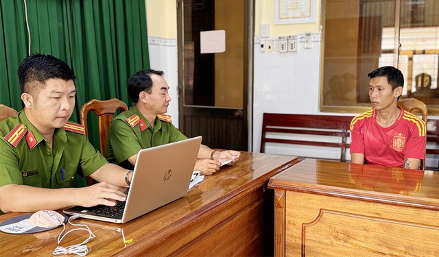 Nghi phạm Hồ Minh Thuận tại cơ quan công an