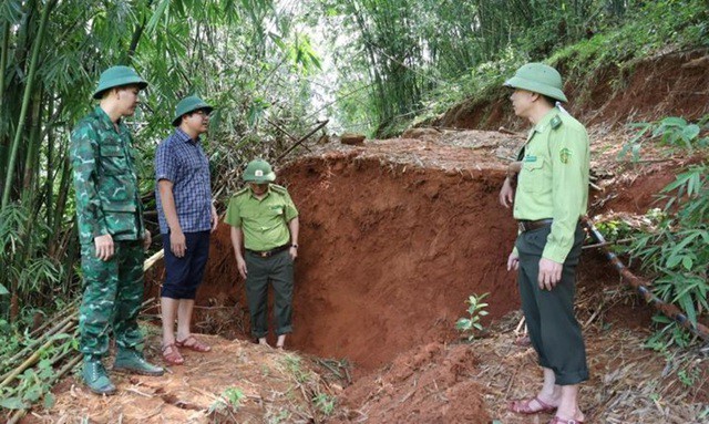 Vệt nứt đồi có nơi tụt sâu tới 2 m, đe dọa tính mạng, tài sản của người dân. Ảnh: Tuấn Minh