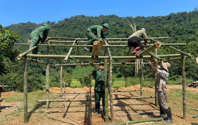 Dựng nhà tạm cho người dân bản Cha Khót. Ảnh: Tuấn Minh