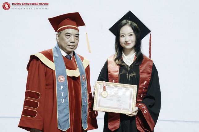 Khánh Linh nhận bằng khen từ PGS.TS Bùi Anh Tuấn - Hiệu trưởng Trường Đại học Ngoại thương.