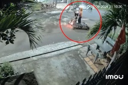 Xe máy - Xe đạp - Clip: Đâm vào cháu bé trượt patin giữa đường, người lái xe máy bị &quot;hành hung&quot;